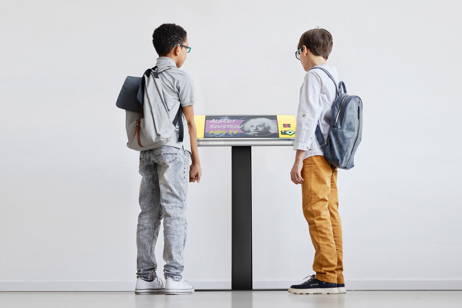 Kinder vor dem Neo21.5 als Service Point in einem Museum